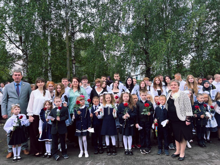 Торжественная линейка, посвящённая Дню Знаний.